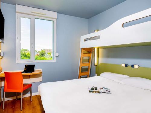 Giường trong phòng chung tại Ibis Budget Limoges Nord