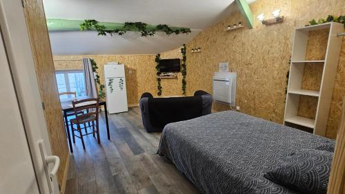 una camera da letto con un letto, un tavolo e delle sedie di studio 4 a Fains-les-Sources