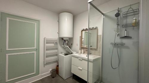 Koupelna v ubytování Le Quai des voyageurs - Séjour lumineux face gare