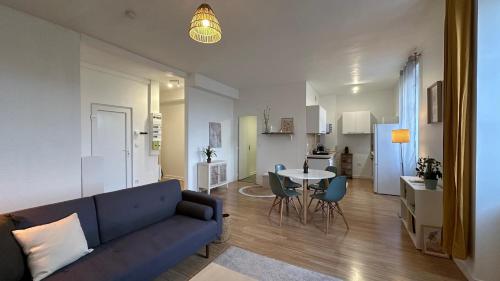 Kuchyň nebo kuchyňský kout v ubytování Le Quai des voyageurs - Séjour lumineux face gare