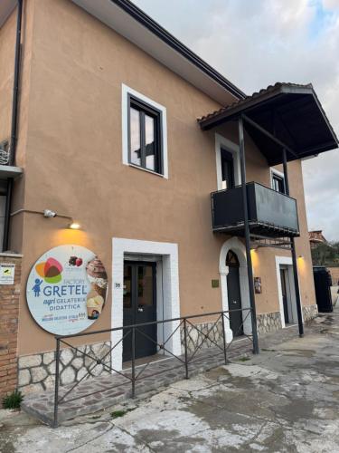 een gebouw met een bord ervoor bij La casa di Marzapane in Spigno Saturnia