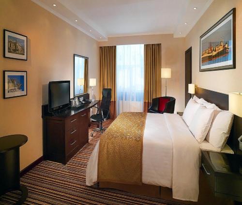 TV a/nebo společenská místnost v ubytování Hotel TuLip Near Delhi Airport,A block road no 4 street no 10 mahipalpur new delhi