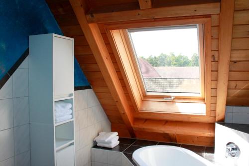 La salle de bains est pourvue d'une fenêtre et d'un lavabo. dans l'établissement Fewo Feldblick, à Merkendorf