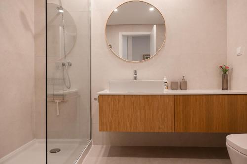a bathroom with a sink and a mirror at Conserveira 8 in Olhão