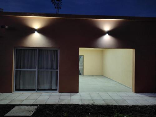 een huis met twee lichten aan de zijkant bij Departamentos Los corrales in San Andrés de Giles