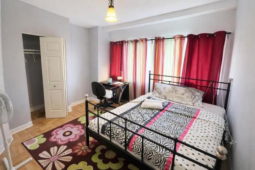 Postel nebo postele na pokoji v ubytování Montréal Downtown Private Rooms Across Polytechnique