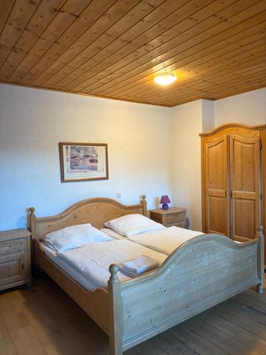 ein Schlafzimmer mit einem großen Bett und einer Holzdecke in der Unterkunft Panorama Apartments in Lohberg