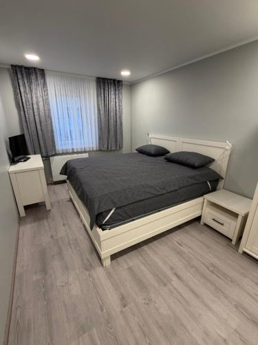 une chambre avec un lit, un bureau et une télévision dans l'établissement ''Am Limes'' Hotel, à Enns