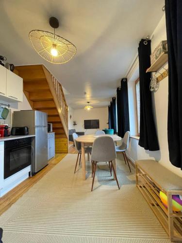 une cuisine et une salle à manger avec une table et des chaises dans l'établissement Duplex Hyper Center Dieppe, à Dieppe