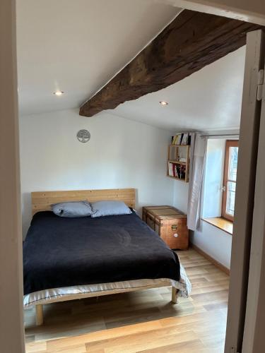 une chambre avec un lit recouvert d'une couverture noire dans l'établissement Duplex Hyper Center Dieppe, à Dieppe
