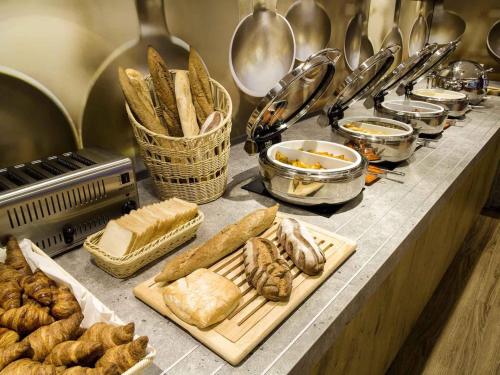 un buffet avec du pain et des viennoiseries sur une table dans l'établissement ibis Yerevan Center, à Erevan
