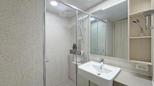 een badkamer met een wastafel en een glazen douche bij 윤슬 스테이-슬 in Sajin