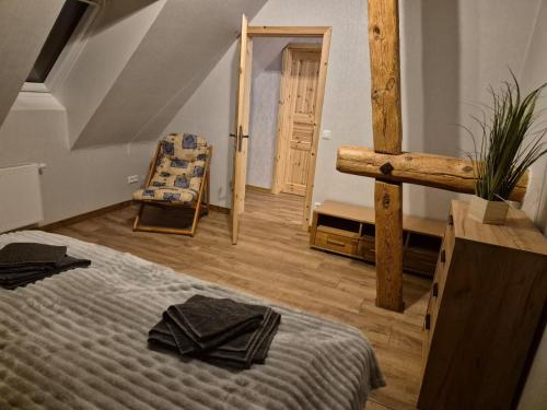 une chambre avec un lit et une chaise dans une pièce dans l'établissement Haus an der Dorfteichstraße, à Alt Krenzlin