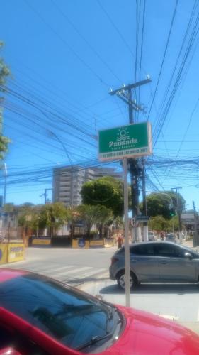 een bord voor een autodealer op straat bij Pousada praia avenida in Maceió