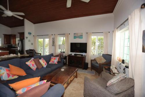 Oceanfront Resort-Style Oasis -Private Pool & Car