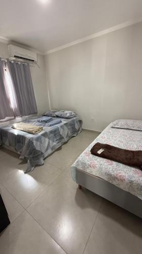 una camera con due letti e una finestra di Casa aconchego a Santa Cruz Cabrália