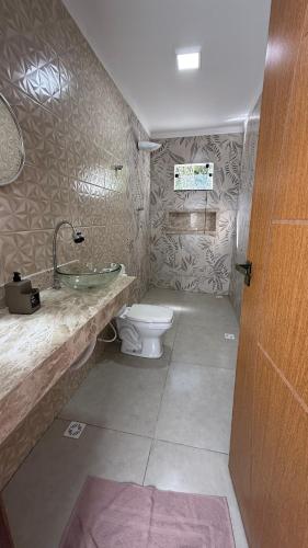 un bagno con lavandino e WC di Casa aconchego a Santa Cruz Cabrália
