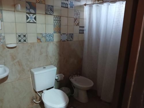 un bagno con un water e un lavandino di Departamentos de Campo Solar de las Chacras a Juana Koslay 