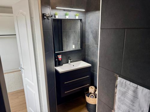 Bilik mandi di Studio Trinité - Quartier des Carmes