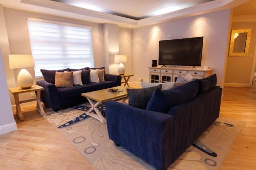 The Breezy Borough - 100ft to Paradise Next to Baha Mar 2BD 2BTH