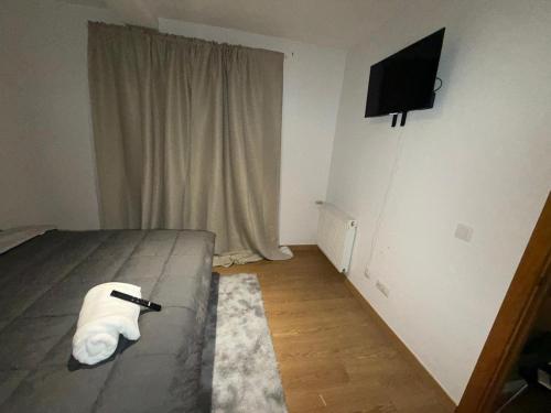 een slaapkamer met een bed waarop een pen ligt bij Apartament H&C in Madrid