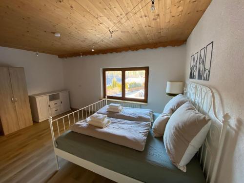 a bedroom with a bed and a window at Krumm und Schief Appartments in Brunau