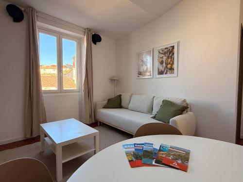 een woonkamer met een bank en een tafel bij Marius in Aubagne