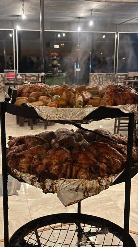 una esposizione di pasticcini su due vassoi in una panetteria di Rum Laura luxury camp a Wadi Rum