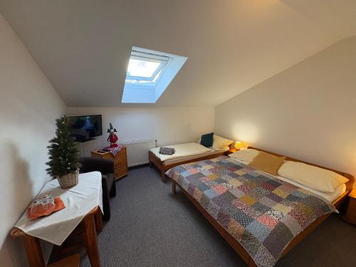 Giường trong phòng chung tại Villa Victoria Penzion