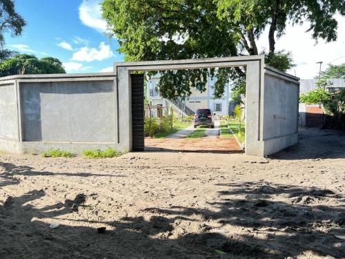 een open deur midden op een onverharde weg bij Tranon'i Maria in Toamasina