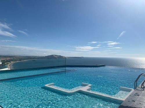 ein Swimmingpool mit Blick auf das Meer in der Unterkunft The Moonlight Apartment- Mandala Mui Ne in Ấp Thiẹn Ái