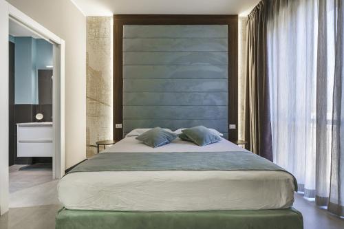 Giường trong phòng chung tại Fashion House