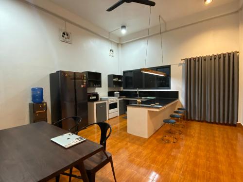 een keuken met een tafel en stoelen in een kamer bij Casa Primera in Luang Prabang