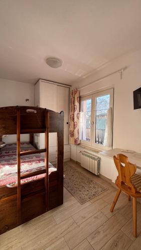een slaapkamer met een stapelbed en een raam bij Trilocale centro Cervinia in Breuil-Cervinia