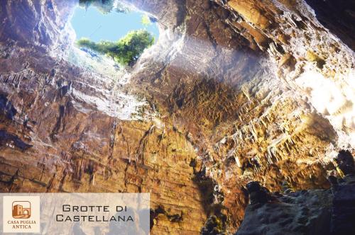 een uitzicht op een grot met een bord ervoor. bij Casa Puglia Antica in Castellana Grotte