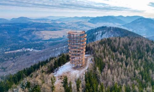 una torre di osservazione in cima a una collina con alberi di Apartament BLISKO SZLAKU a Boguszów-Gorce