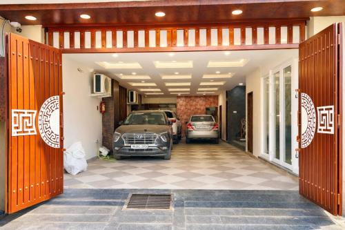 een garage met een auto erin geparkeerd bij Ocean Regency in Ujjain