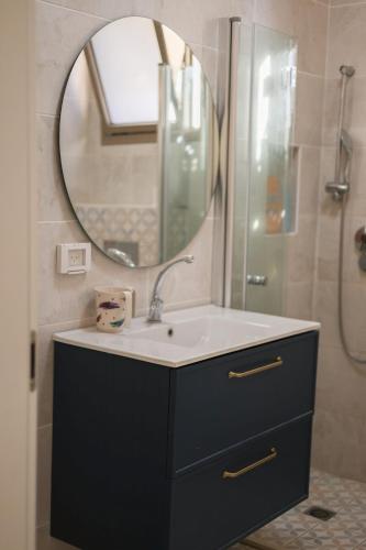 a bathroom with a sink and a mirror at The corner in Sde Ilan in Sede Ilan