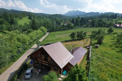 una vista aerea di un fienile in un campo di Căsuța Bunicilor de la Munte a Ceahlău