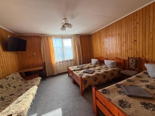 een hotelkamer met twee bedden en een tv bij Sadyba Zavitaiko in Jaremtsje