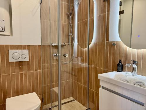 ein Badezimmer mit Dusche, Toilette und Waschbecken in der Unterkunft Boje in Westerland