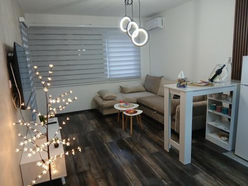 ein Wohnzimmer mit Sofa und Tisch in der Unterkunft Apartman Mirjana in Sarajevo