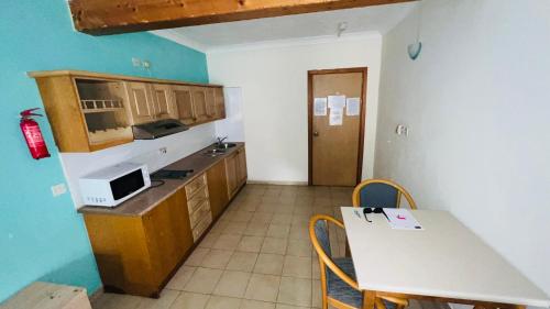 una cucina con un tavolo e un tavolo e sedie di Quad Room 2636 a San Pawl il-Baħar