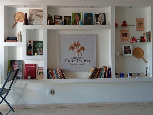 een boekenplank met een bordje waarop 'vier handpalmen' staat bij Four Palms Guest House in Praia