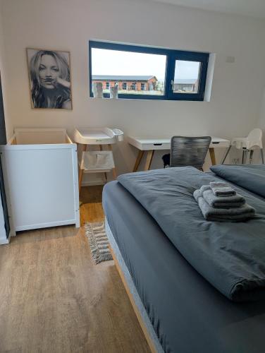 En eller flere senge i et værelse på Ruhige Einliegerwohnung - 2 Bedrooms - 3 Beds - Terrace