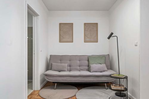 een woonkamer met een bank en een tafel bij View in Bicas