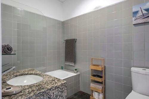 een badkamer met een wastafel en een toilet bij View in Bicas