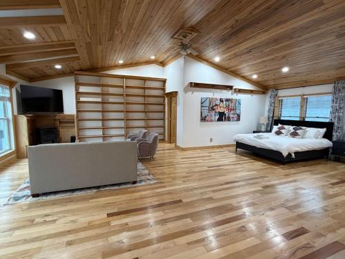 een grote kamer met een bed en een bank bij Lake Rd E- Geneva in Saybrook-on-the-lake