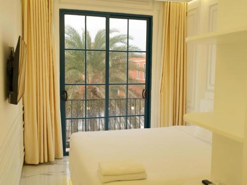 a bedroom with a bed and a large window at PKseahome 3 bedroom 4 toilet Novaworld in Phan Thiet