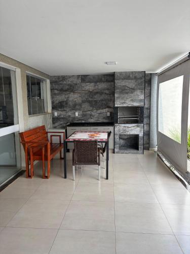 een eetkamer met een tafel en stoelen bij Casa Toledo in Olímpia